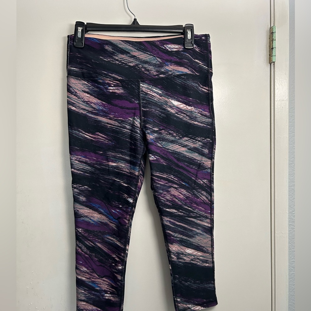 Purple leggings with multicolor strokes
